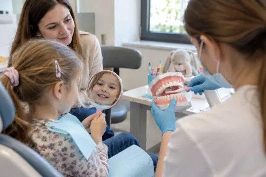 Dlaczego dentysta dostosowuje sposób komunikacji do wieku i temperamentu dziecka?