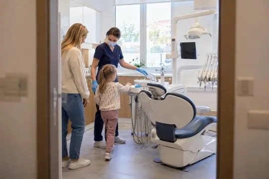 W jaki sposób dentysta pomaga dziecku przezwyciężyć wcześniejsze nieprzyjemne doświadczenia?